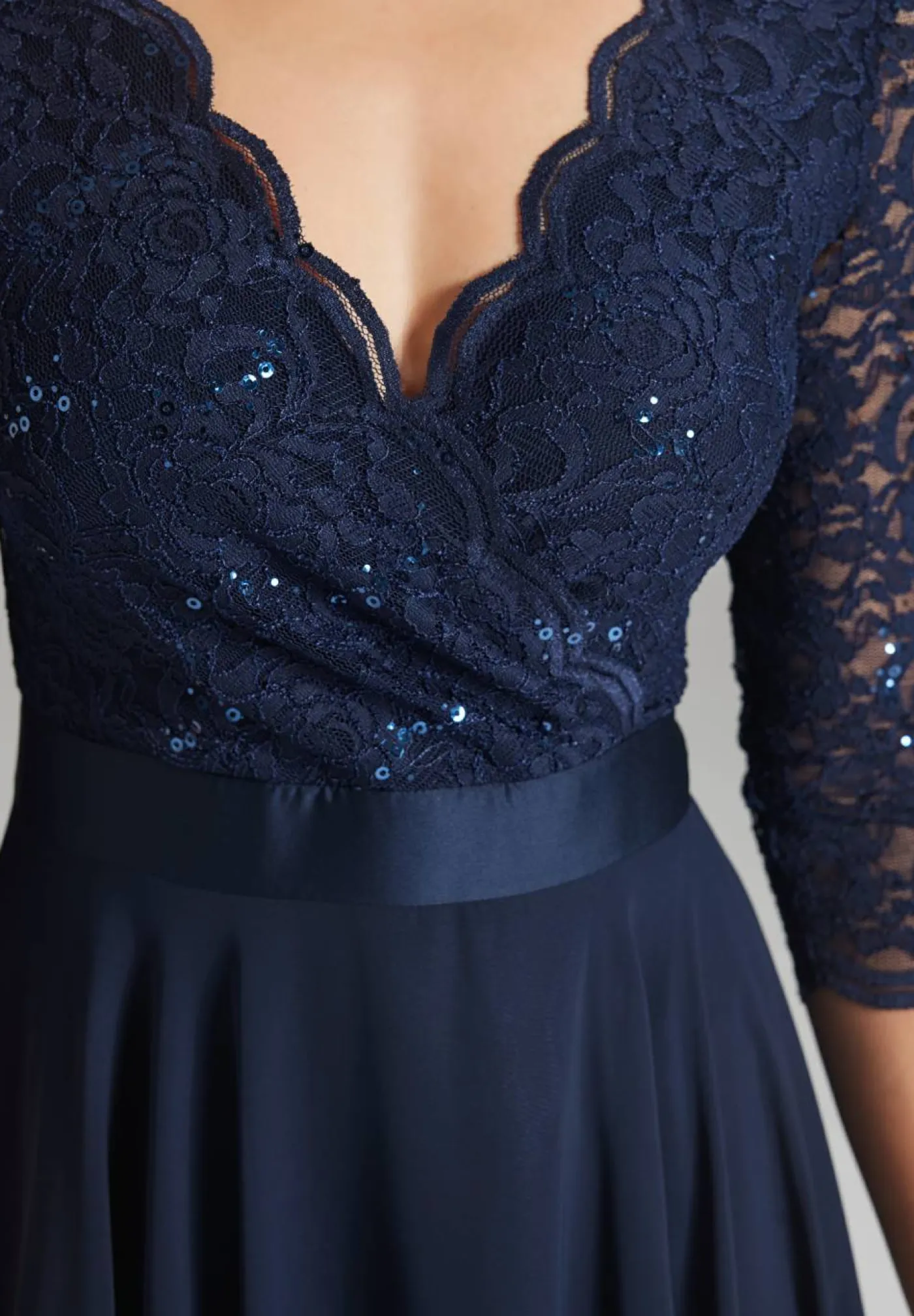 Cocktailkleid aus Material-Mix