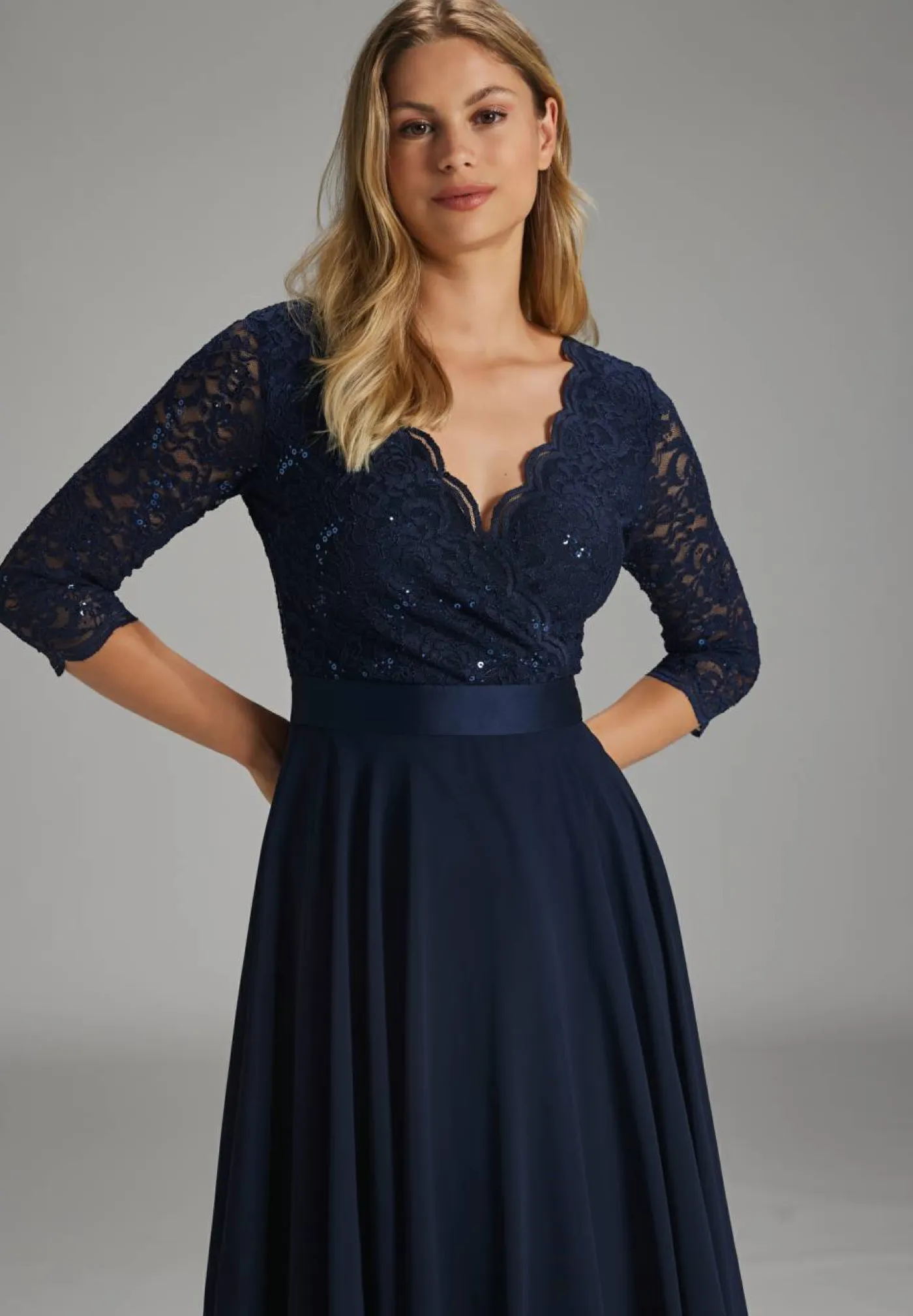 Cocktailkleid aus Material-Mix