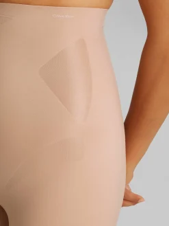 Short "SCULPTED FIRM"